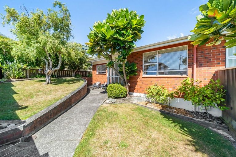 Photo of property in 8 Summit Road, Fairfield, Lower Hutt, 5011