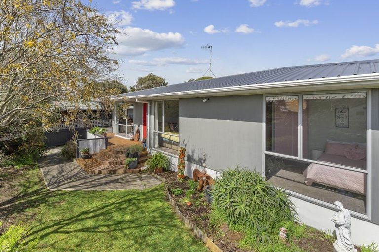 Photo of property in 6 Robert Grove, Paraparaumu, 5032