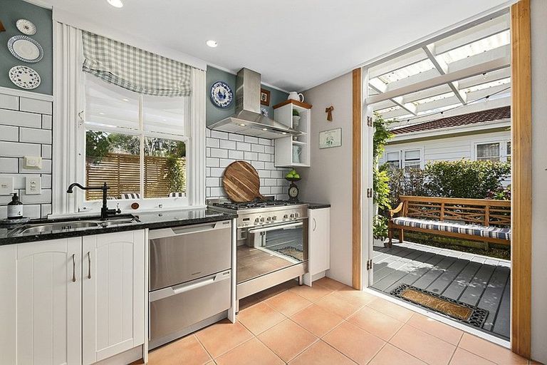 Photo of property in 2 Barton Road, Heretaunga, Upper Hutt, 5018