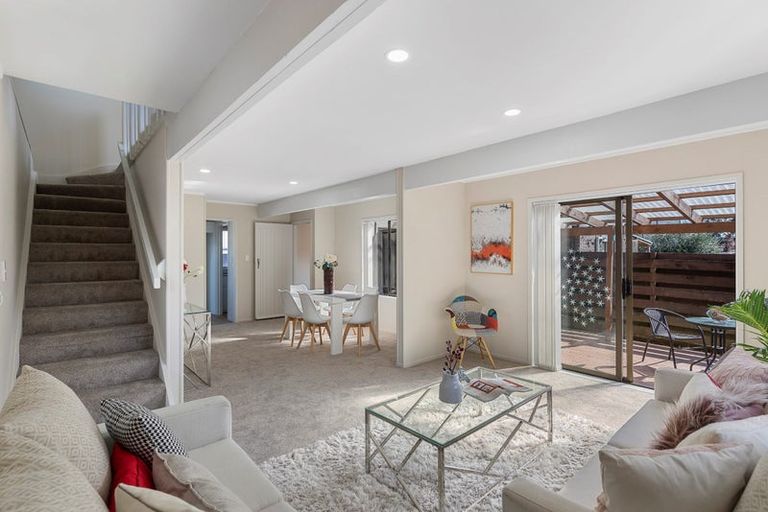 Photo of property in 1/13 Challen Close, Conifer Grove, Takanini, 2112