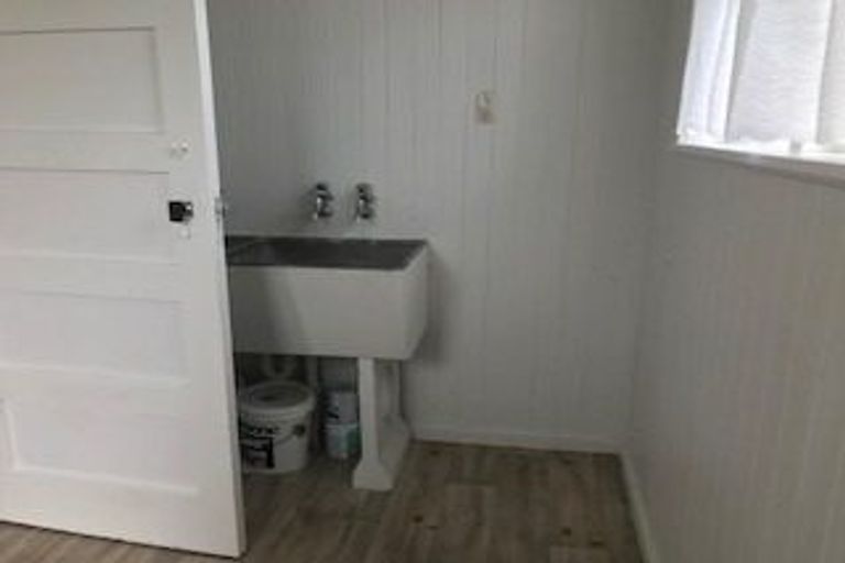 Photo of property in 1/3 Fruitvale Road, New Lynn, Auckland, 0600