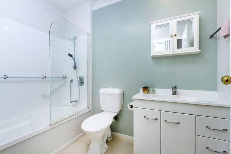 Photo of property in 1/6 Wykeham Place, Glenfield, Auckland, 0629