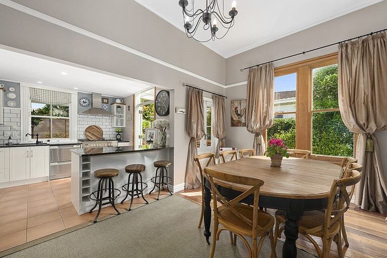 Photo of property in 2 Barton Road, Heretaunga, Upper Hutt, 5018