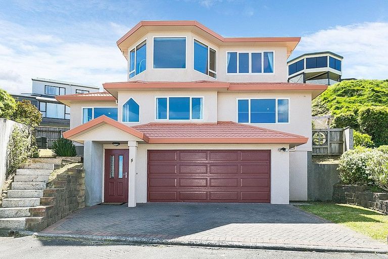 Photo of property in 5 Tamworth Crescent, Newlands, Wellington, 6037