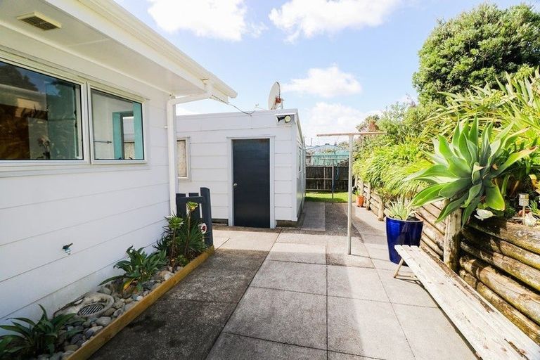 Photo of property in 2 Rangiora Street, Castlecliff, Whanganui, 4501
