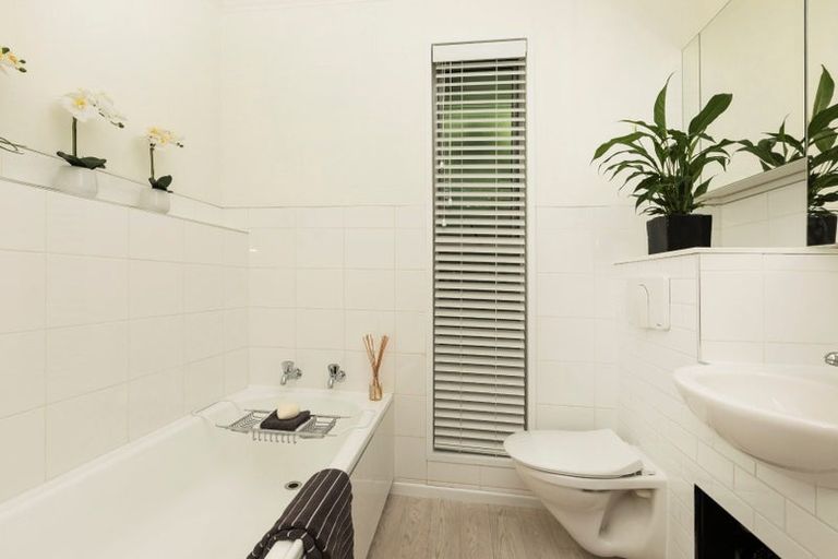 Photo of property in 2/22 Strowan Road, Strowan, Christchurch, 8052