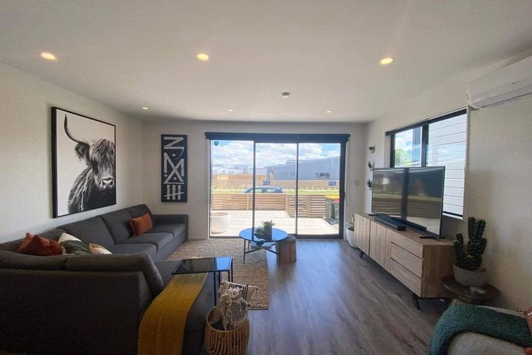 Photo of property in 10 Parahau Road, Papakura, 2110