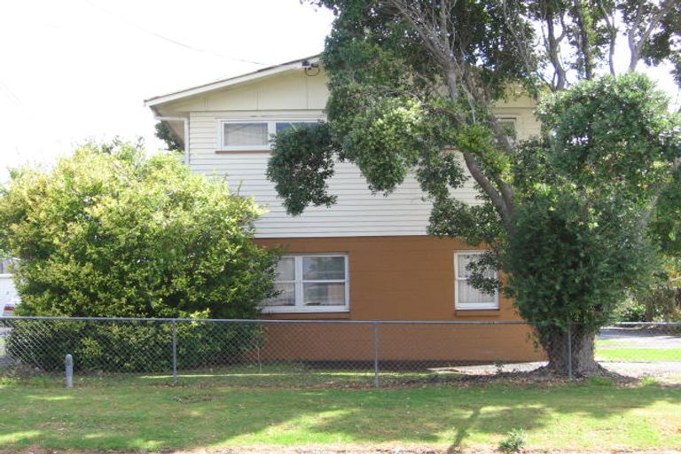 Photo of property in 98 Tirimoana Road, Te Atatu South, Auckland, 0602