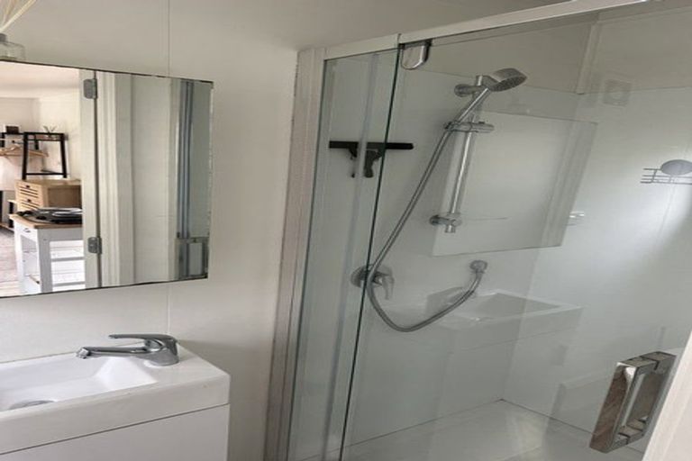 Photo of property in 8 Glendawn Place, Bayview, Auckland, 0629