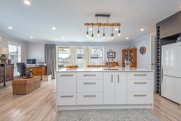 Photo of property in 96 Johnstone Drive, Fitzherbert, Palmerston North, 4410