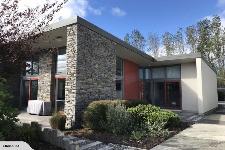 Photo of property in 16 Roberts Street, Martinborough, 5711