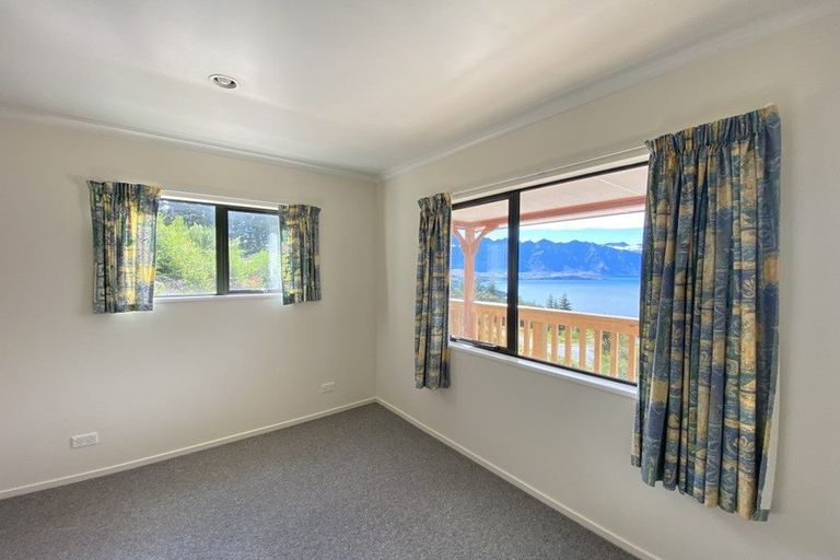 Photo of property in 127 Wynyard Crescent, Fernhill, Queenstown, 9300