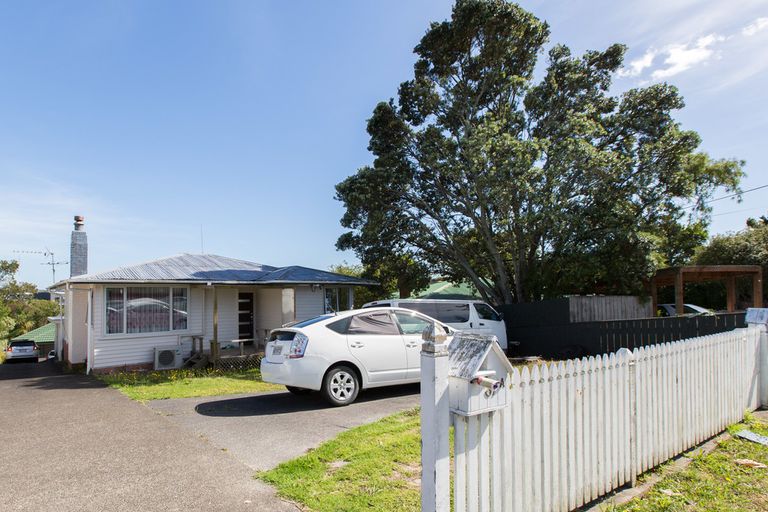 Photo of property in 37 Amberley Avenue, Te Atatu South, Auckland, 0610