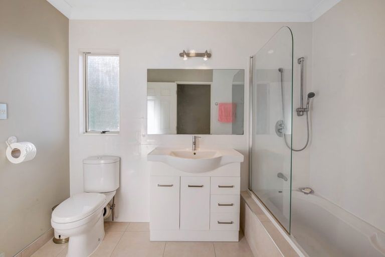 Photo of property in 31 Goldfinch Rise, Unsworth Heights, Auckland, 0632