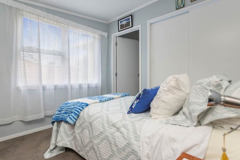 Photo of property in 11 Denver Avenue, Sunnyvale, Auckland, 0612