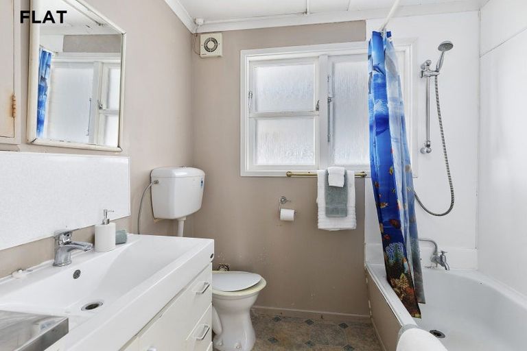 Photo of property in 21 Akaroa Drive, Maupuia, Wellington, 6022