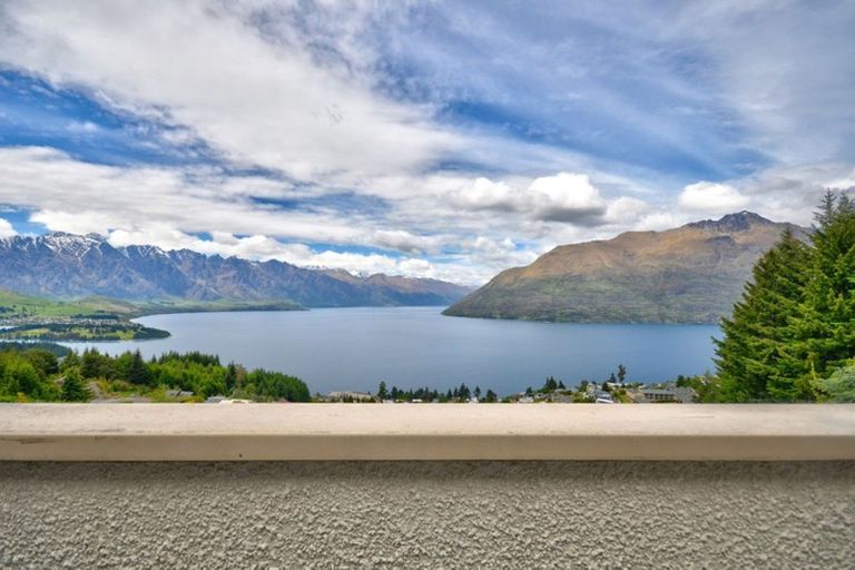 Photo of property in 116a Wynyard Crescent, Fernhill, Queenstown, 9300