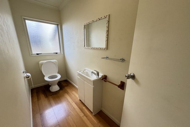 Photo of property in 4 Highgrove Lane, Totara Vale, Auckland, 0632