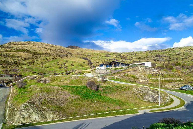Photo of property in 1 Elk Place, Kelvin Heights, Queenstown, 9300