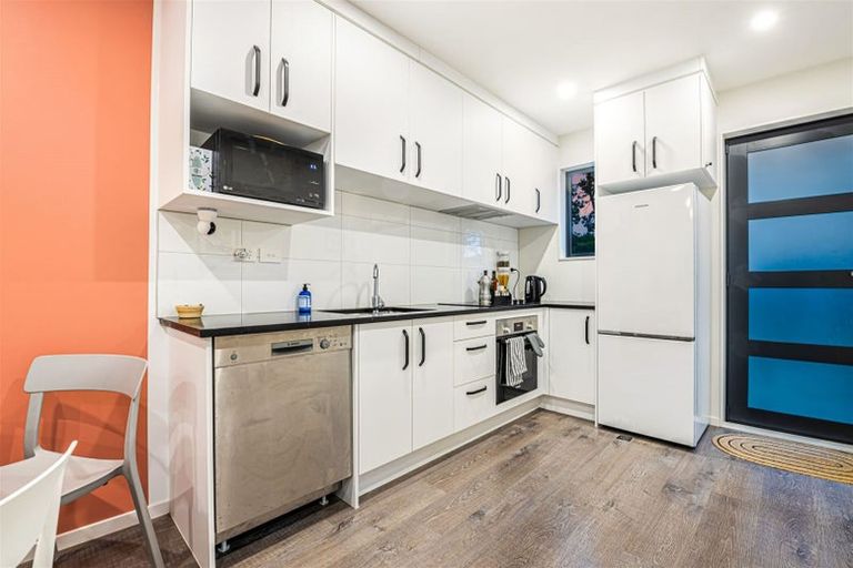 Photo of property in 4f Pinedale Place, Henderson, Auckland, 0610