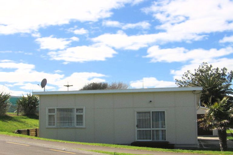 Photo of property in 11 Carthew Terrace, Foxton Beach, Foxton, 4815