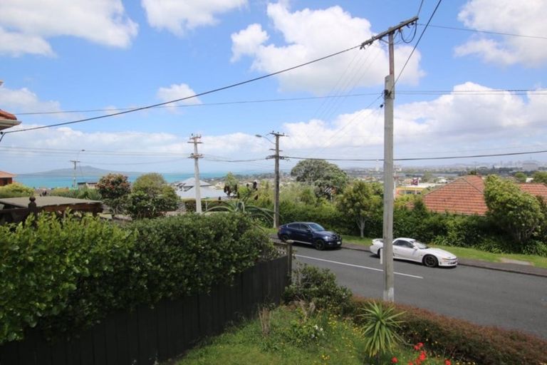 Photo of property in 2/162 East Coast Road, Forrest Hill, Auckland, 0620