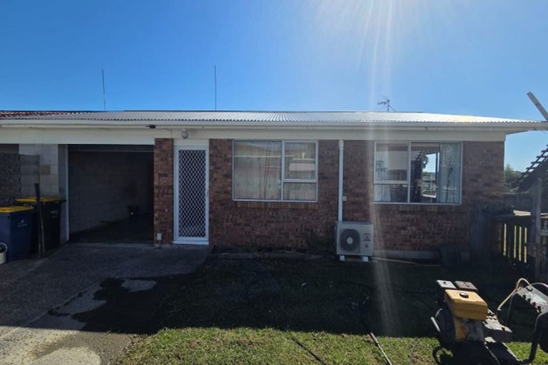 Photo of property in 2/7 Sylvan Crescent, Te Atatu South, Auckland, 0610