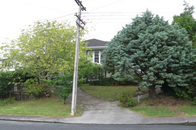 Photo of property in 70 Selwyn Crescent, Forrest Hill, Auckland, 0620