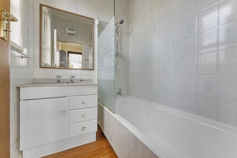 Photo of property in 11 Hughes Avenue, Hokowhitu, Palmerston North, 4410