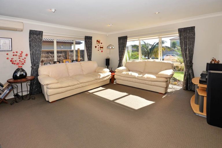 Photo of property in 38 Belfry Place, Wattle Downs, Auckland, 2103
