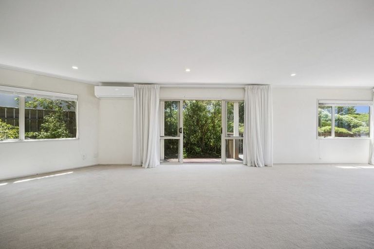 Photo of property in 9 Bennett Grove, Newlands, Wellington, 6037