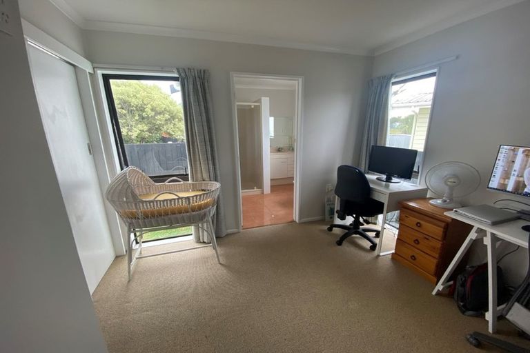 Photo of property in 43a Edgewater Drive, Pakuranga, Auckland, 2010
