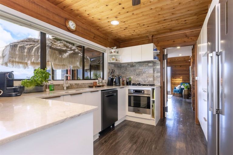 Photo of property in 20 Bernleigh Terrace, West Harbour, Auckland, 0618