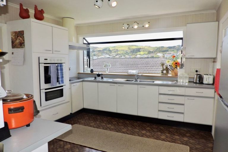 Photo of property in 13 Redwood Avenue, Tawa, Wellington, 5028