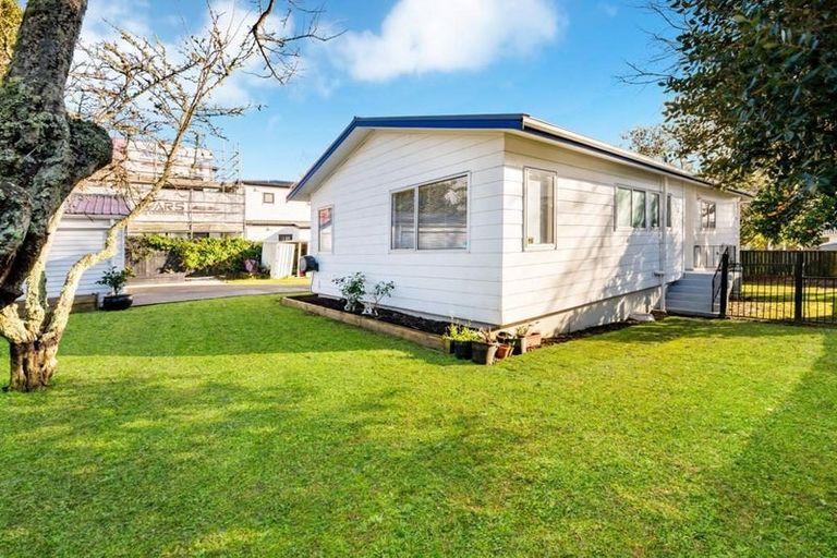 Photo of property in 16 Urlich Drive, Ranui, Auckland, 0612