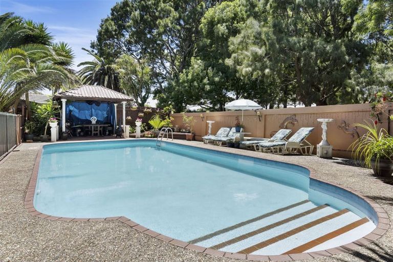 Photo of property in 36 Cascades Road, Pakuranga Heights, Auckland, 2010