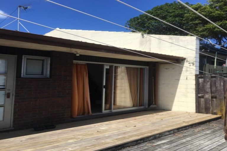 Photo of property in 2/495 Glenfield Road, Glenfield, Auckland, 0629