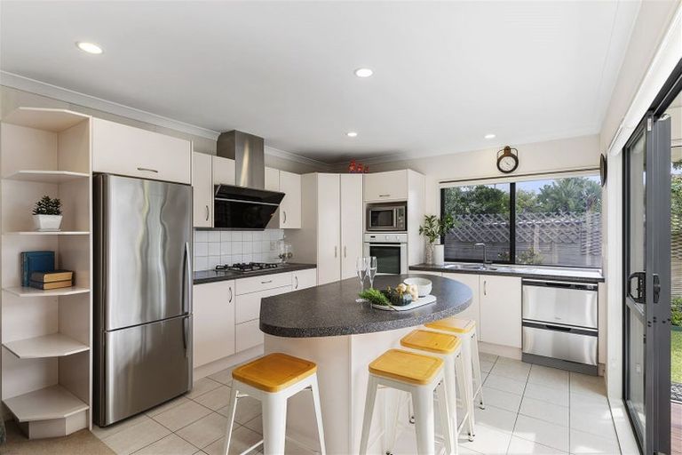 Photo of property in 22 The Esplanade, Eastern Beach, Auckland, 2012