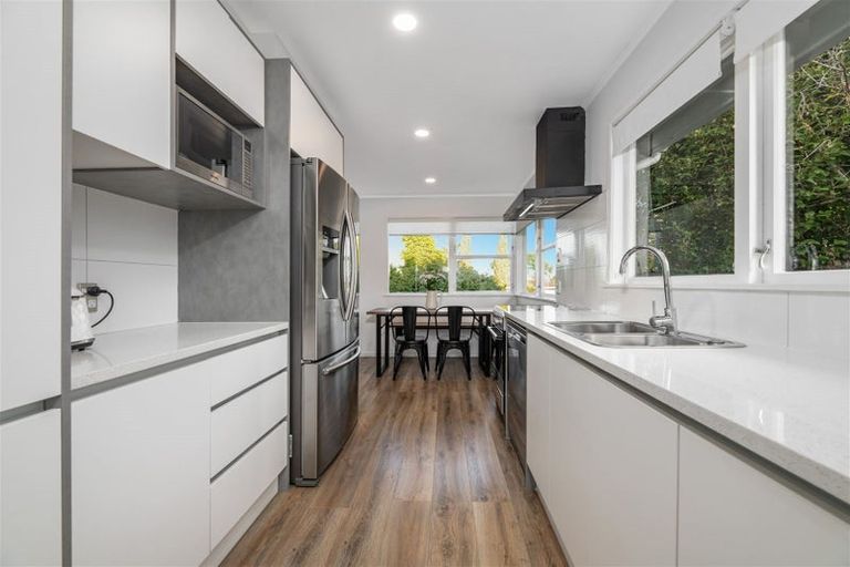 Photo of property in 8 Spence Road, Henderson, Auckland, 0612