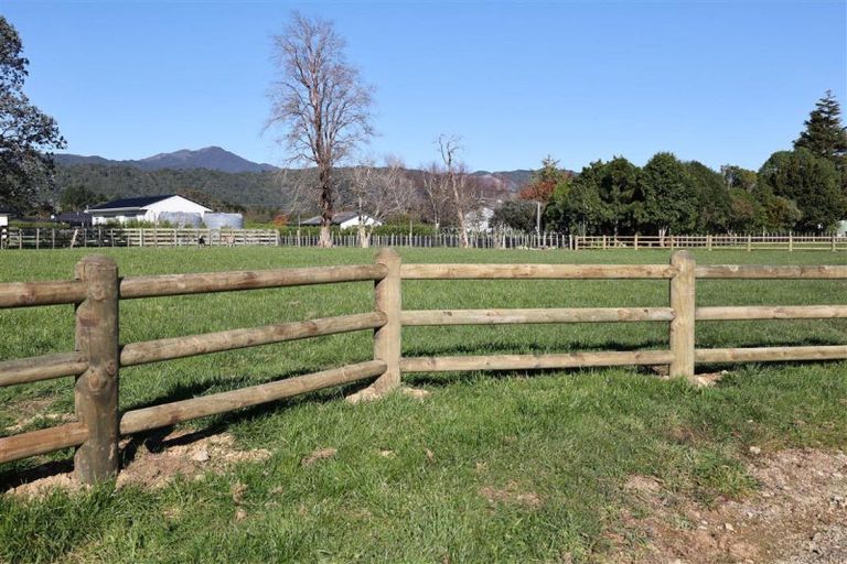 Photo of property in 425 Tararua Road, Levin, 5571
