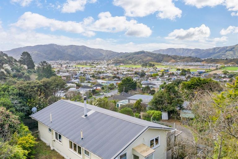 Photo of property in 17 Davis Grove, Wainuiomata, Lower Hutt, 5014