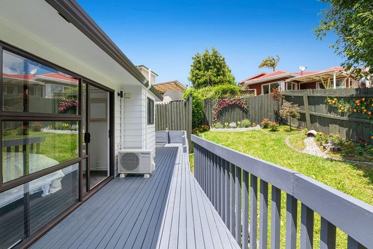 Photo of property in 2/20 Bronzewing Terrace, Unsworth Heights, Auckland, 0632