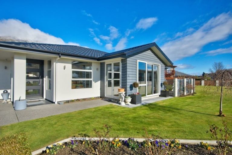 Photo of property in 10 Coburn Place, Lake Hayes, Queenstown, 9304