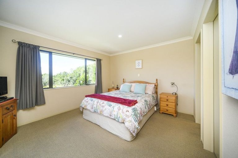 Photo of property in 53 Pacific Drive, Fitzherbert, Palmerston North, 4410