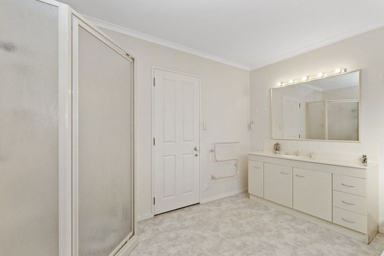 Photo of property in 22 Waiwherowhero Drive, St Andrews, Hamilton, 3200