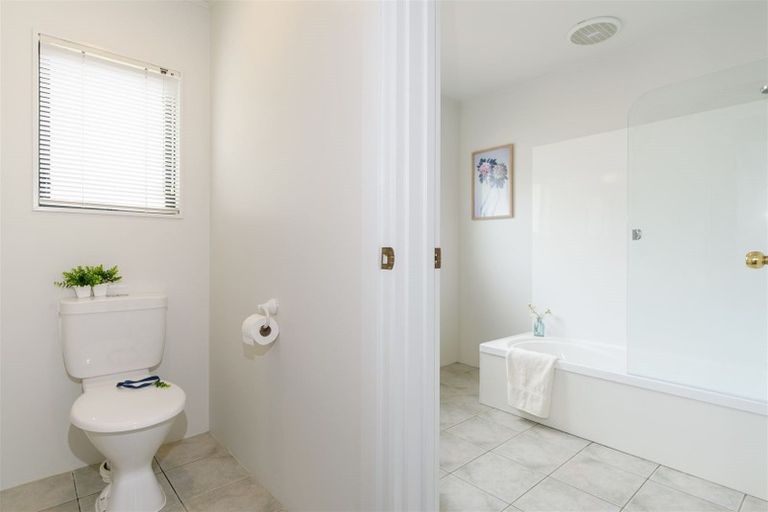 Photo of property in 33 Zefiro Drive, Massey, Auckland, 0614