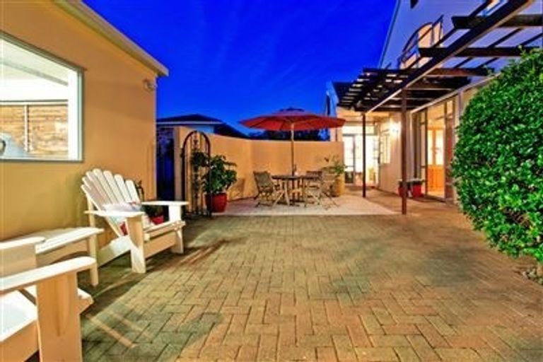 Photo of property in 2/24 Shakespeare Road, Milford, Auckland, 0620