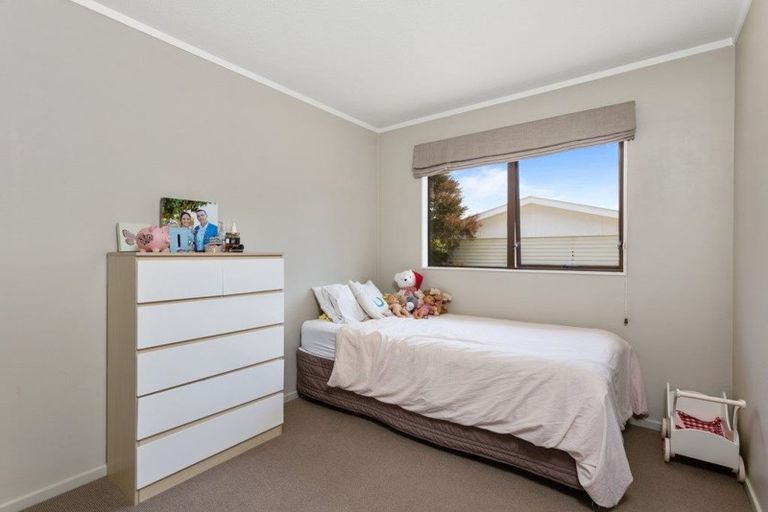 Photo of property in 2/12 Segedin Place, Glenfield, Auckland, 0629