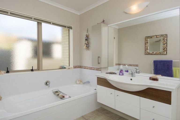 Photo of property in 1 Mcleod Place, Papamoa Beach, Papamoa, 3118