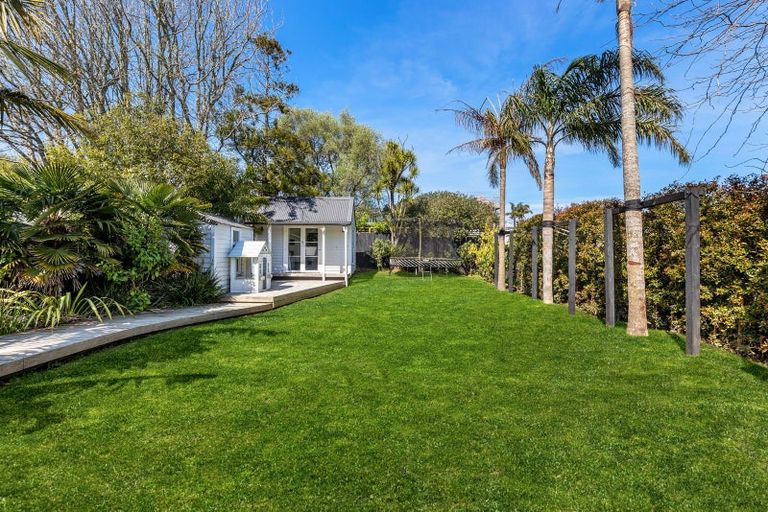 Photo of property in 6 Wainoni Avenue, Point Chevalier, Auckland, 1022